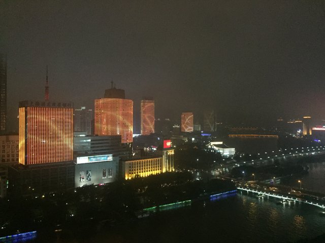 Blick aus dem Hotelzimmer: in Ningbo werden bis 22:00 Uhr mehrere Häuser mit gleichen oder korrespondierenden Motiven beleuchtet