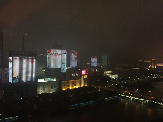 Blick aus dem Hotelzimmer: in Ningbo werden bis 22:00 Uhr mehrere Häuser mit gleichen oder korrespondierenden Motiven beleuchtet