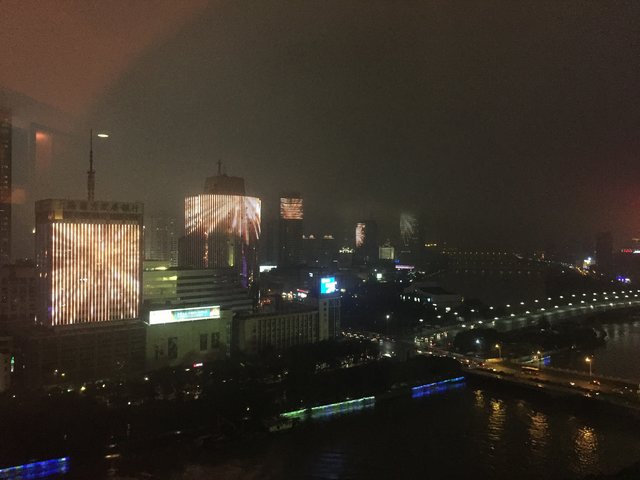 Blick aus dem Hotelzimmer: in Ningbo werden bis 22:00 Uhr mehrere Häuser mit gleichen oder korrespondierenden Motiven beleuchtet