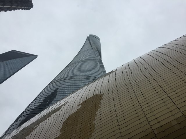 Der Shanghai-Tower steht inmitten mehrerer Hochhäuser