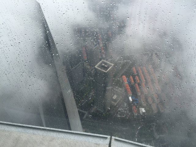 Blick nach unten ... von der Aussichtsplattform des Shanghai-Tower