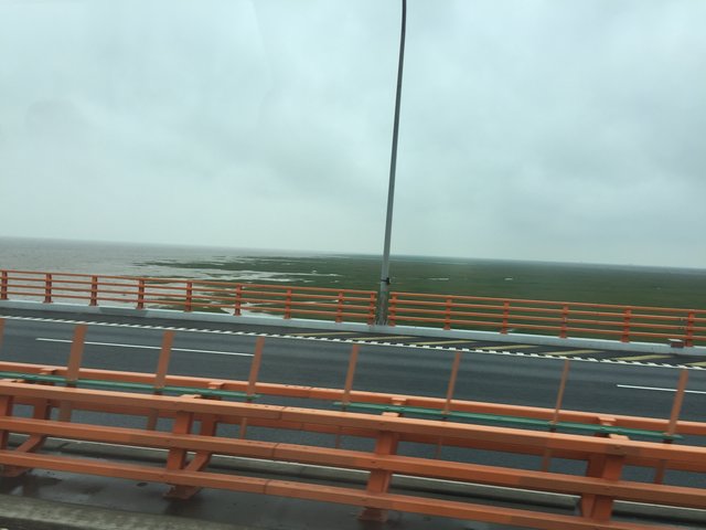 Die Autobahn von Shanghai nach Ningbo nimmt eine "Abkürzung" über die Hangzhou-Bay auf der aktuell längsten Brücke der Welt