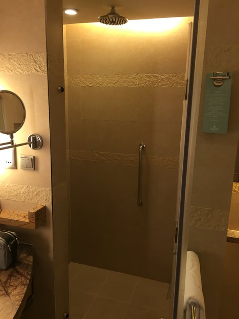 das Bad im Shangri-La ist so groß, wie in manch anderem Hotel das ganze Zimmer