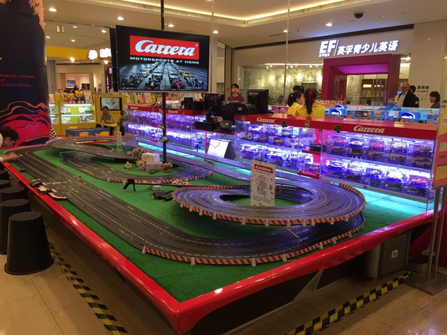 Carrera-Bahn in einer Shopping Mall in Ningbo