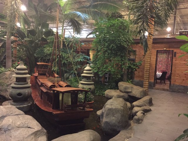 Das "Tengtou Dongfang Tianyuan Eco Restaurant, Ningbo", eine Mischung aus Outdoor- und Indoor-Restaurant