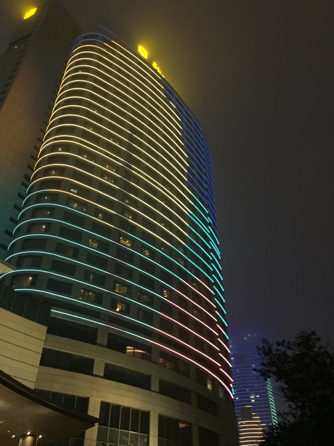 das Shangri-La in Ningbo bei Nacht