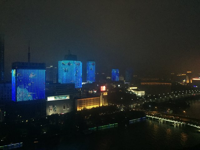Blick aus dem Hotelzimmer: in Ningbo werden bis 22:00 Uhr mehrere Häuser mit gleichen oder korrespondierenden Motiven beleuchtet