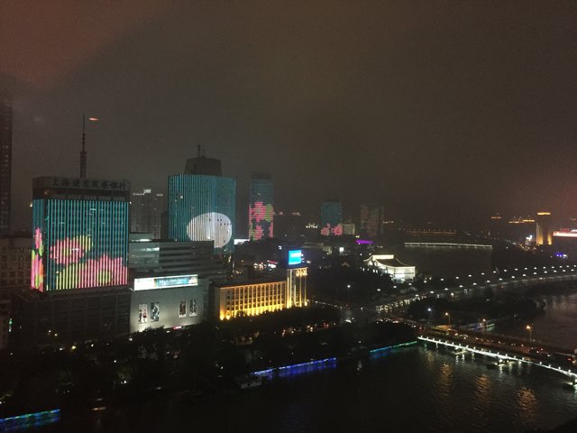 Blick aus dem Hotelzimmer: in Ningbo werden bis 22:00 Uhr mehrere Häuser mit gleichen oder korrespondierenden Motiven beleuchtet