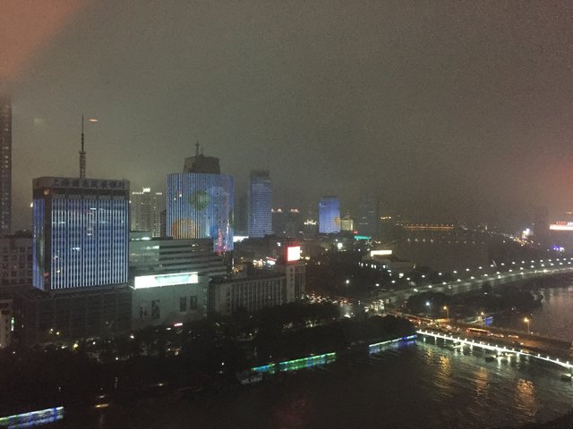 Blick aus dem Hotelzimmer: in Ningbo werden bis 22:00 Uhr mehrere Häuser mit gleichen oder korrespondierenden Motiven beleuchtet