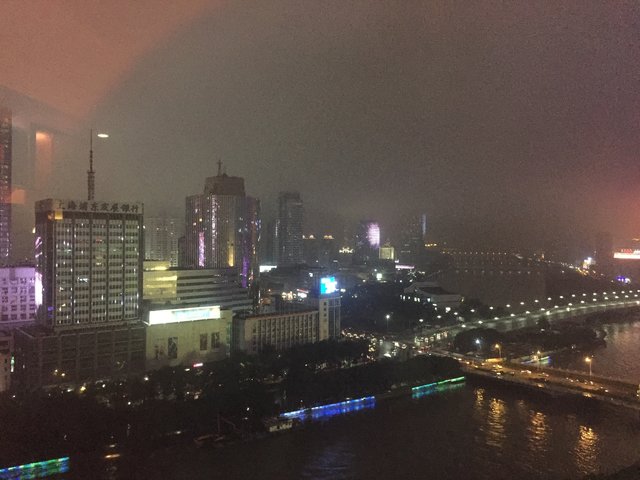 Blick aus dem Hotelzimmer: in Ningbo werden bis 22:00 Uhr mehrere Häuser mit gleichen oder korrespondierenden Motiven beleuchtet