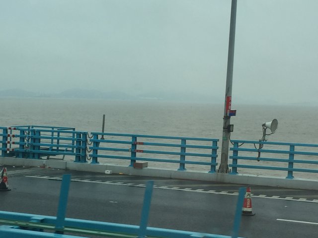Die Autobahn von Shanghai nach Ningbo nimmt eine "Abkürzung" über die Hangzhou-Bay auf der aktuell längsten Brücke der Welt