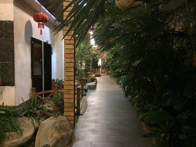 Das "Tengtou Dongfang Tianyuan Eco Restaurant, Ningbo", eine Mischung aus Outdoor- und Indoor-Restaurant
