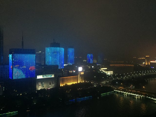 Blick aus dem Hotelzimmer: in Ningbo werden bis 22:00 Uhr mehrere Häuser mit gleichen oder korrespondierenden Motiven beleuchtet