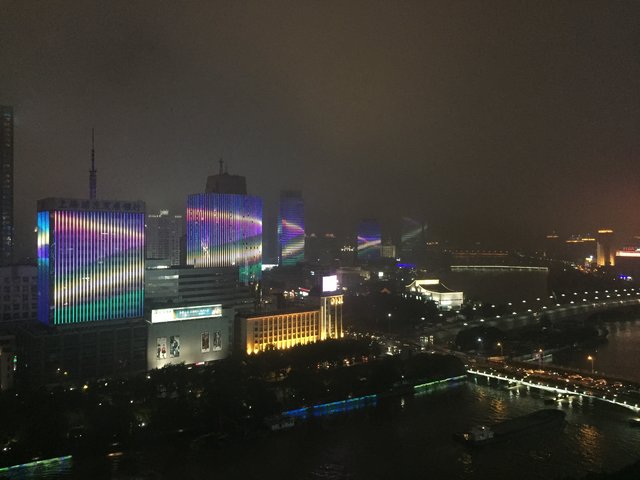 Blick aus dem Hotelzimmer: in Ningbo werden bis 22:00 Uhr mehrere Häuser mit gleichen oder korrespondierenden Motiven beleuchtet