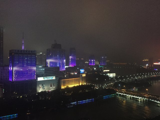 Blick aus dem Hotelzimmer: in Ningbo werden bis 22:00 Uhr mehrere Häuser mit gleichen oder korrespondierenden Motiven beleuchtet