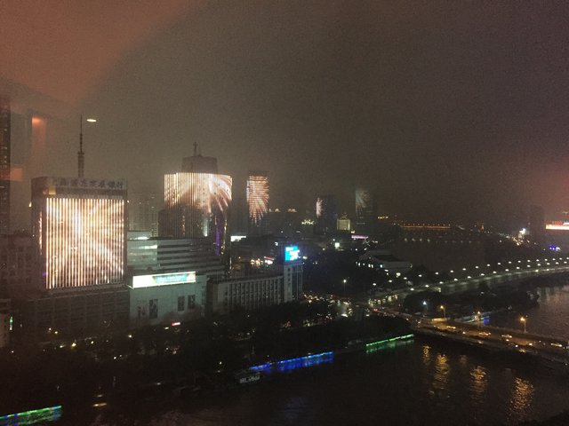 Blick aus dem Hotelzimmer: in Ningbo werden bis 22:00 Uhr mehrere Häuser mit gleichen oder korrespondierenden Motiven beleuchtet