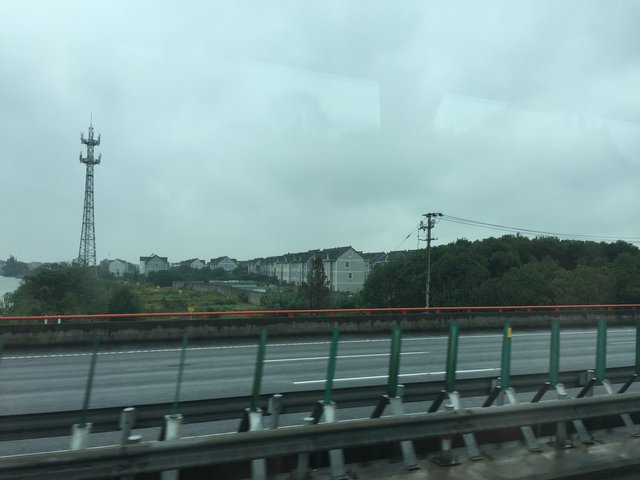 Im Umland von Shanghai, an der Autobahn nach Ningbo
