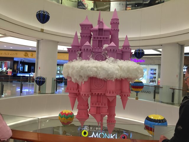 Deko in einer Shopping Mall in Ningbo