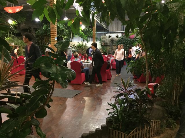Das "Tengtou Dongfang Tianyuan Eco Restaurant, Ningbo", eine Mischung aus Outdoor- und Indoor-Restaurant