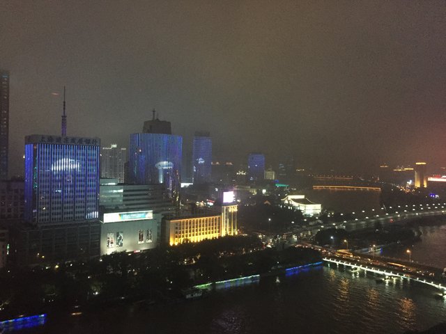 Blick aus dem Hotelzimmer: in Ningbo werden bis 22:00 Uhr mehrere Häuser mit gleichen oder korrespondierenden Motiven beleuchtet