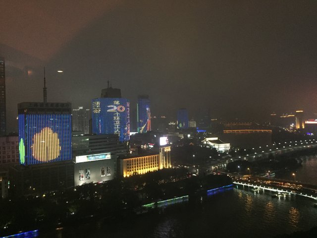 Blick aus dem Hotelzimmer: in Ningbo werden bis 22:00 Uhr mehrere Häuser mit gleichen oder korrespondierenden Motiven beleuchtet