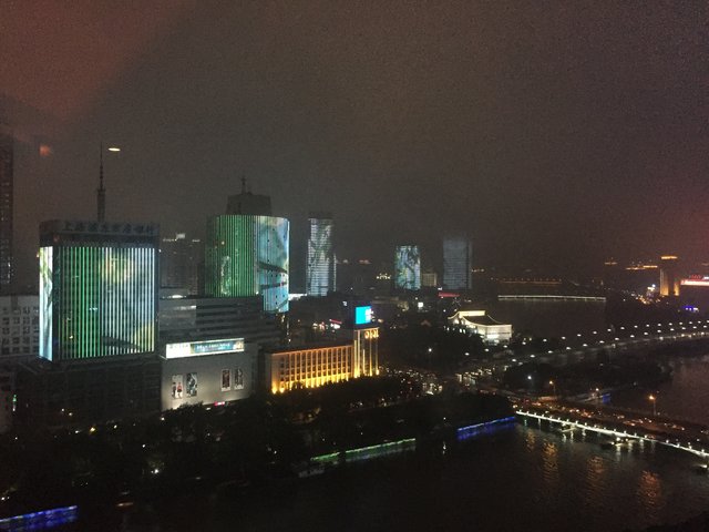 Blick aus dem Hotelzimmer: in Ningbo werden bis 22:00 Uhr mehrere Häuser mit gleichen oder korrespondierenden Motiven beleuchtet