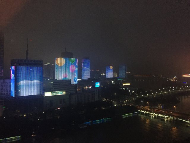 Blick aus dem Hotelzimmer: in Ningbo werden bis 22:00 Uhr mehrere Häuser mit gleichen oder korrespondierenden Motiven beleuchtet