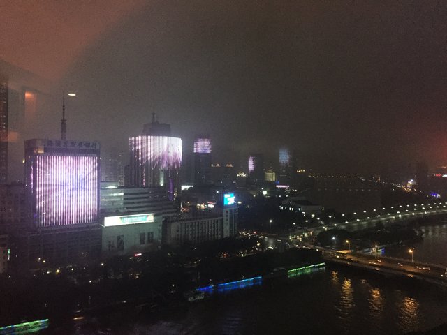 Blick aus dem Hotelzimmer: in Ningbo werden bis 22:00 Uhr mehrere Häuser mit gleichen oder korrespondierenden Motiven beleuchtet
