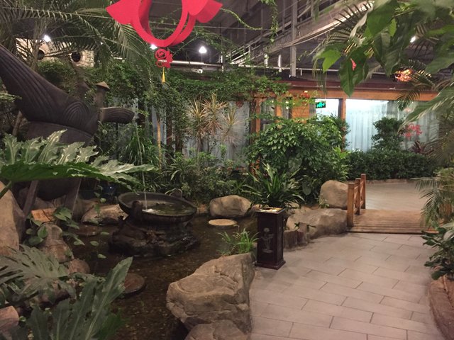 Das "Tengtou Dongfang Tianyuan Eco Restaurant, Ningbo", eine Mischung aus Outdoor- und Indoor-Restaurant