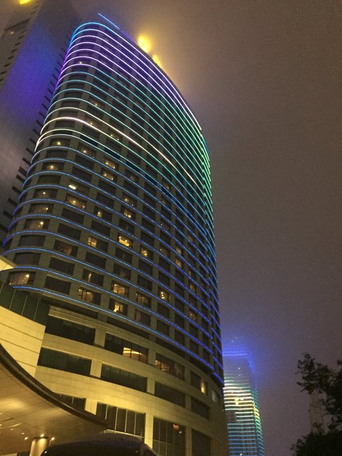 das Shangri-La in Ningbo bei Nacht
