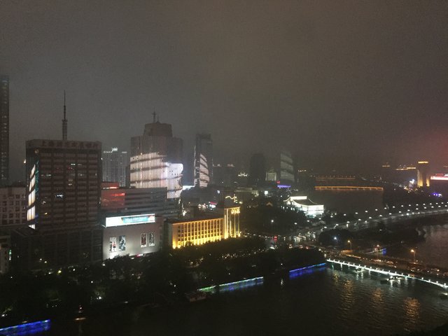 Blick aus dem Hotelzimmer: in Ningbo werden bis 22:00 Uhr mehrere Häuser mit gleichen oder korrespondierenden Motiven beleuchtet