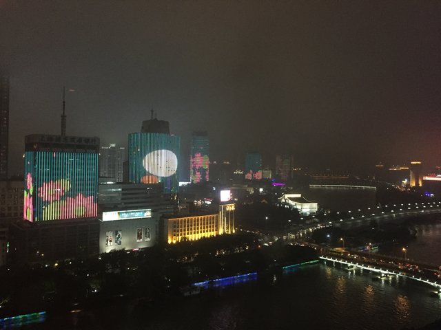 Blick aus dem Hotelzimmer: in Ningbo werden bis 22:00 Uhr mehrere Häuser mit gleichen oder korrespondierenden Motiven beleuchtet