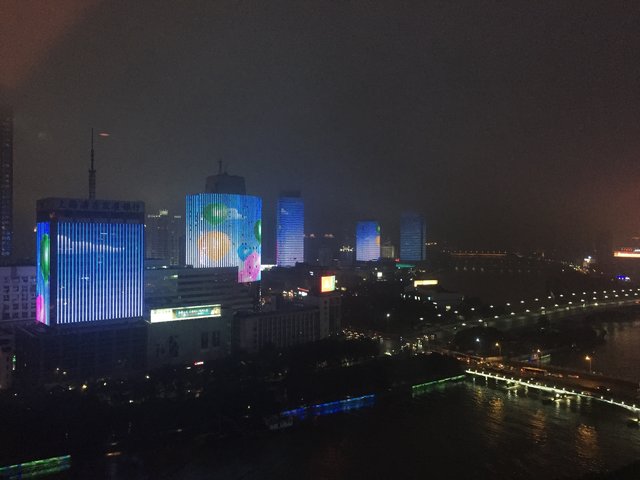 Blick aus dem Hotelzimmer: in Ningbo werden bis 22:00 Uhr mehrere Häuser mit gleichen oder korrespondierenden Motiven beleuchtet