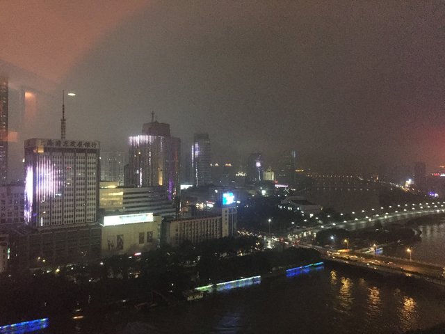 Blick aus dem Hotelzimmer: in Ningbo werden bis 22:00 Uhr mehrere Häuser mit gleichen oder korrespondierenden Motiven beleuchtet