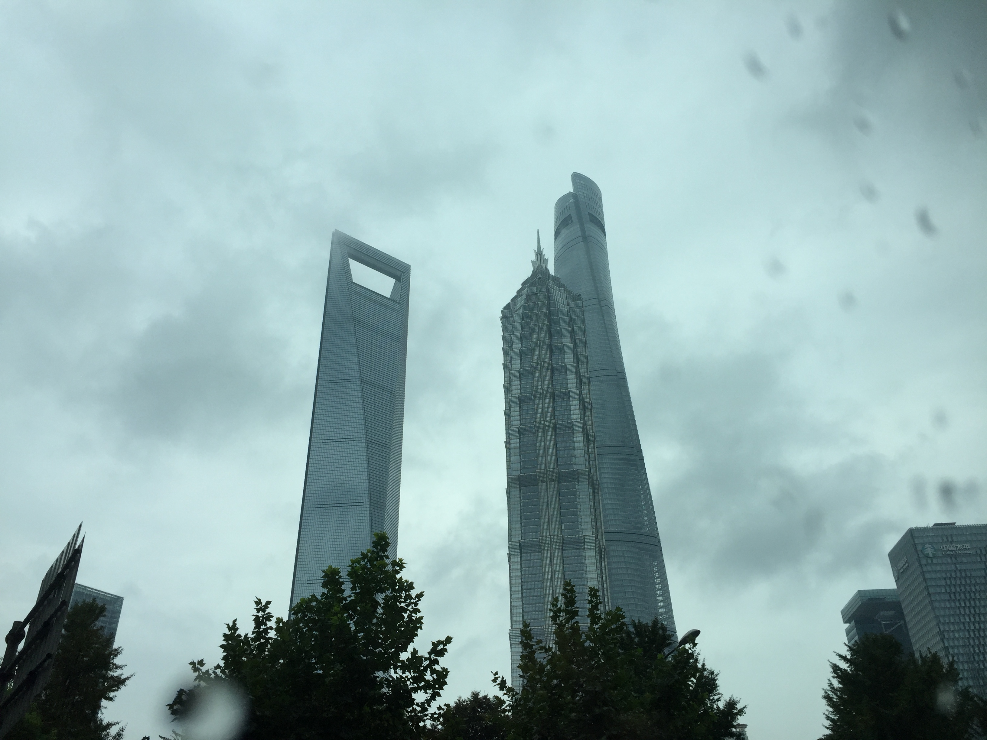 Der Shanghai-Tower (hinten rechts) steht inmitten mehrerer Hochhäuser