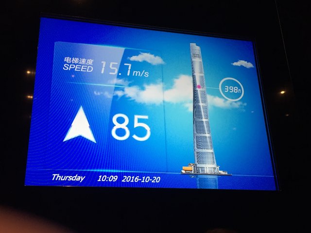 Fahrstuhl-Anzeige im Shanghai-Tower 'unterwegs nach oben'