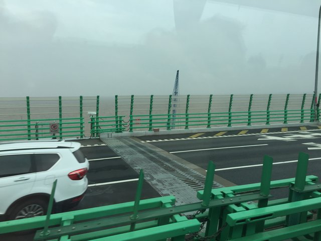 Die Autobahn von Shanghai nach Ningbo nimmt eine "Abkürzung" über die Hangzhou-Bay auf der aktuell längsten Brücke der Welt
