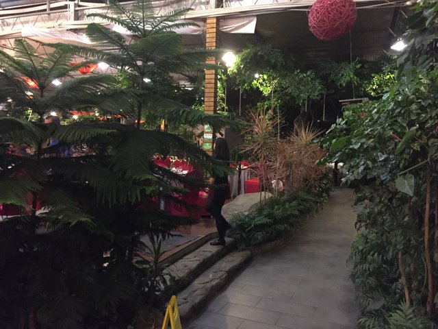 Das "Tengtou Dongfang Tianyuan Eco Restaurant, Ningbo", eine Mischung aus Outdoor- und Indoor-Restaurant