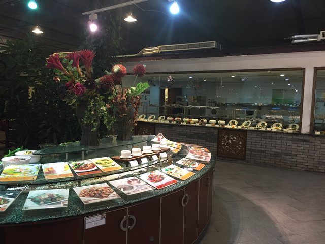Das "Tengtou Dongfang Tianyuan Eco Restaurant, Ningbo", eine Mischung aus Outdoor- und Indoor-Restaurant