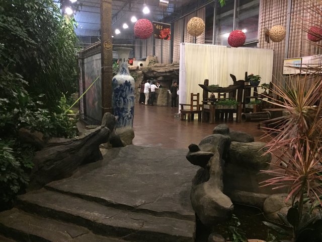Das "Tengtou Dongfang Tianyuan Eco Restaurant, Ningbo", eine Mischung aus Outdoor- und Indoor-Restaurant