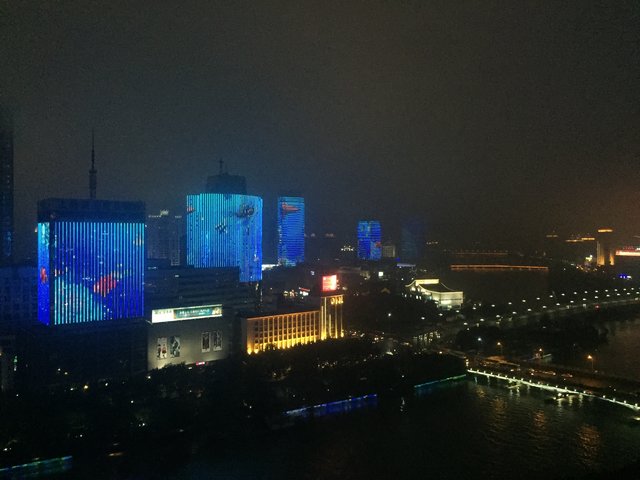 Blick aus dem Hotelzimmer: in Ningbo werden bis 22:00 Uhr mehrere Häuser mit gleichen oder korrespondierenden Motiven beleuchtet