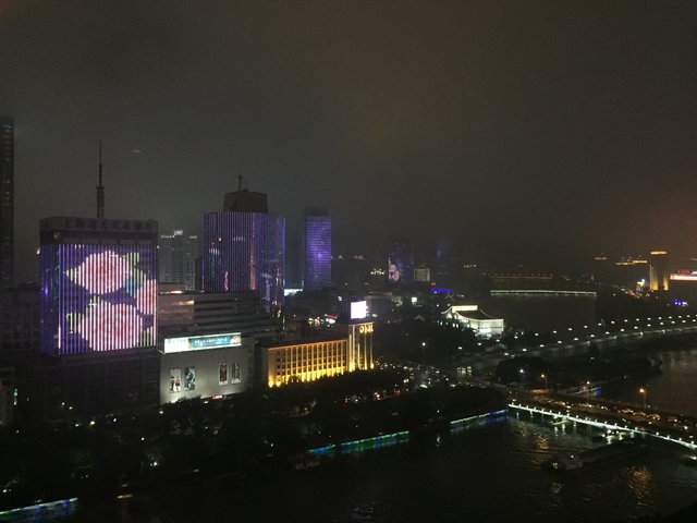 Blick aus dem Hotelzimmer: in Ningbo werden bis 22:00 Uhr mehrere Häuser mit gleichen oder korrespondierenden Motiven beleuchtet