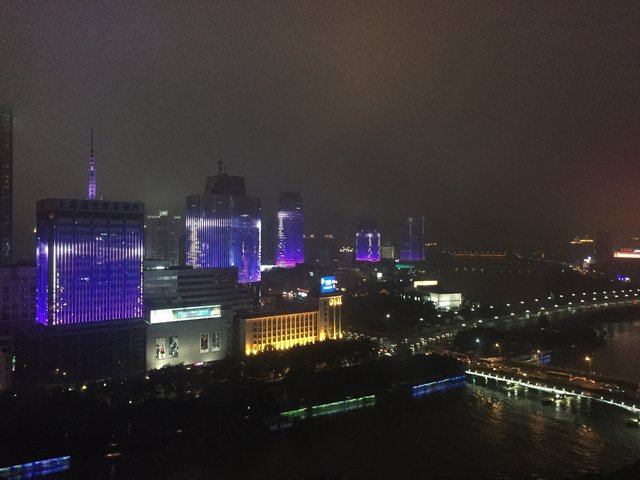 Blick aus dem Hotelzimmer: in Ningbo werden bis 22:00 Uhr mehrere Häuser mit gleichen oder korrespondierenden Motiven beleuchtet
