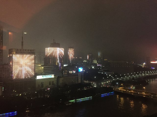 Blick aus dem Hotelzimmer: in Ningbo werden bis 22:00 Uhr mehrere Häuser mit gleichen oder korrespondierenden Motiven beleuchtet