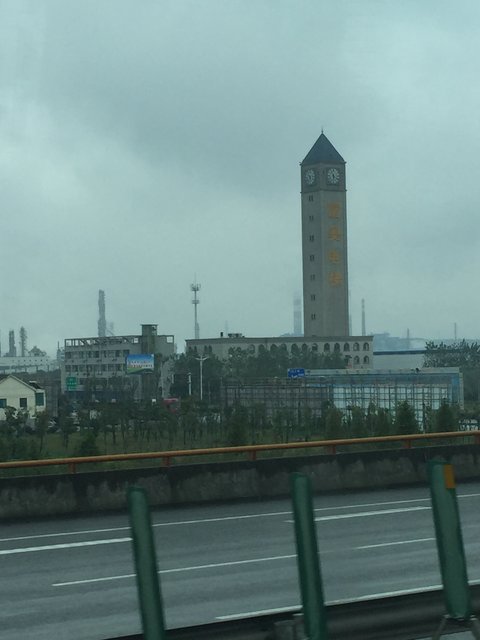 Im Umland von Shanghai, an der Autobahn nach Ningbo
