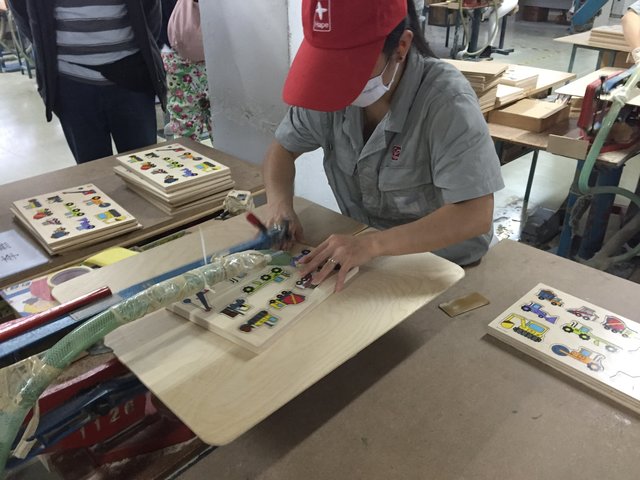 Die Produktion von Hape in Beilun: hier werden die Kinderpuzzles für Ravensburger ausgeschnitten