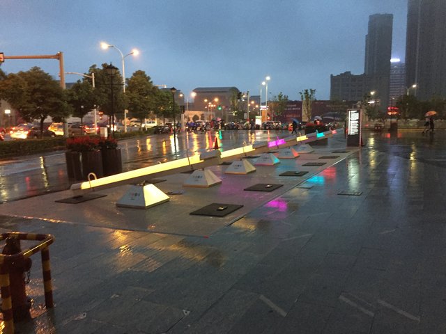 Outdoor-Lichter-Deko vor einer Shopping Mall in Ningbo
