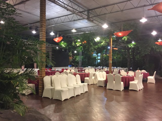 Das "Tengtou Dongfang Tianyuan Eco Restaurant, Ningbo", eine Mischung aus Outdoor- und Indoor-Restaurant