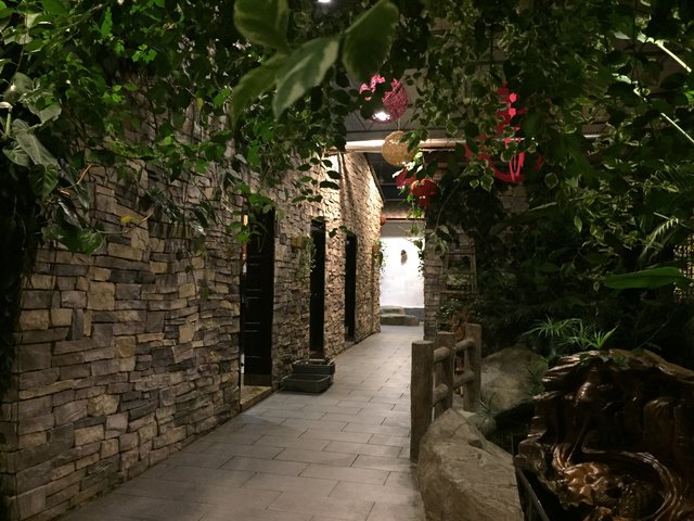 Das "Tengtou Dongfang Tianyuan Eco Restaurant, Ningbo", eine Mischung aus Outdoor- und Indoor-Restaurant