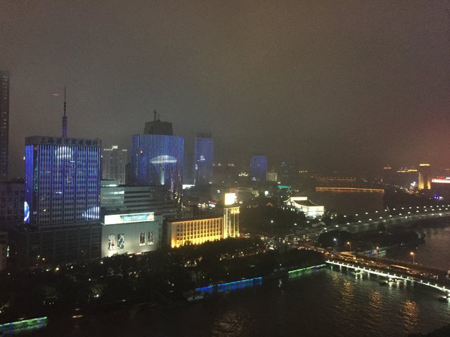Blick aus dem Hotelzimmer: in Ningbo werden bis 22:00 Uhr mehrere Häuser mit gleichen oder korrespondierenden Motiven beleuchtet